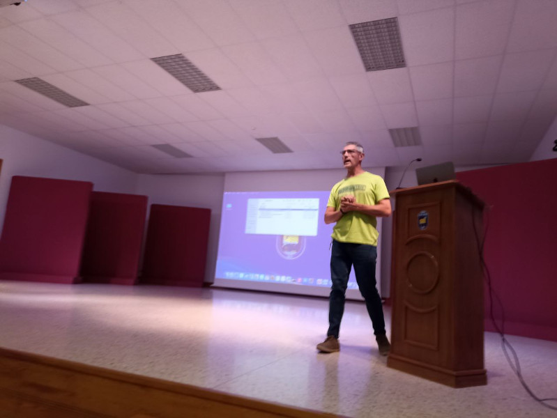 Momento de la presentación de nuestra asociación, antes de proyectar el vídeo